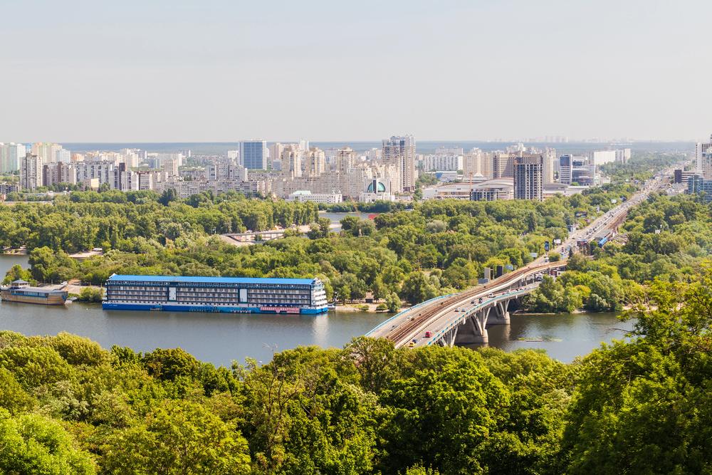 У Києві до кінця літа обмежать рух мостом Метро