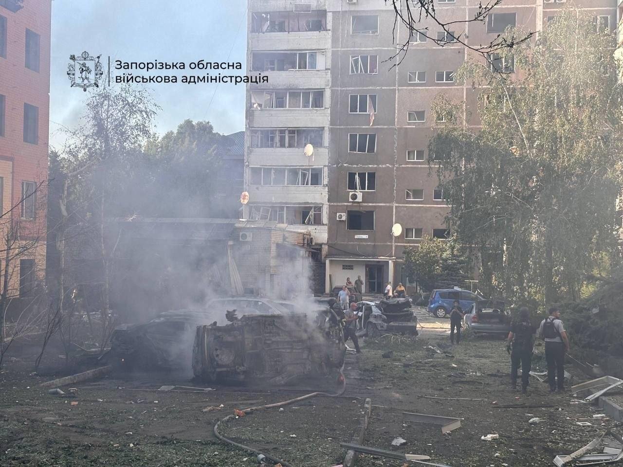 Ворог атакував Запоріжжя: пошкоджені багатоповерхівки, автівки та склади, є жертви
