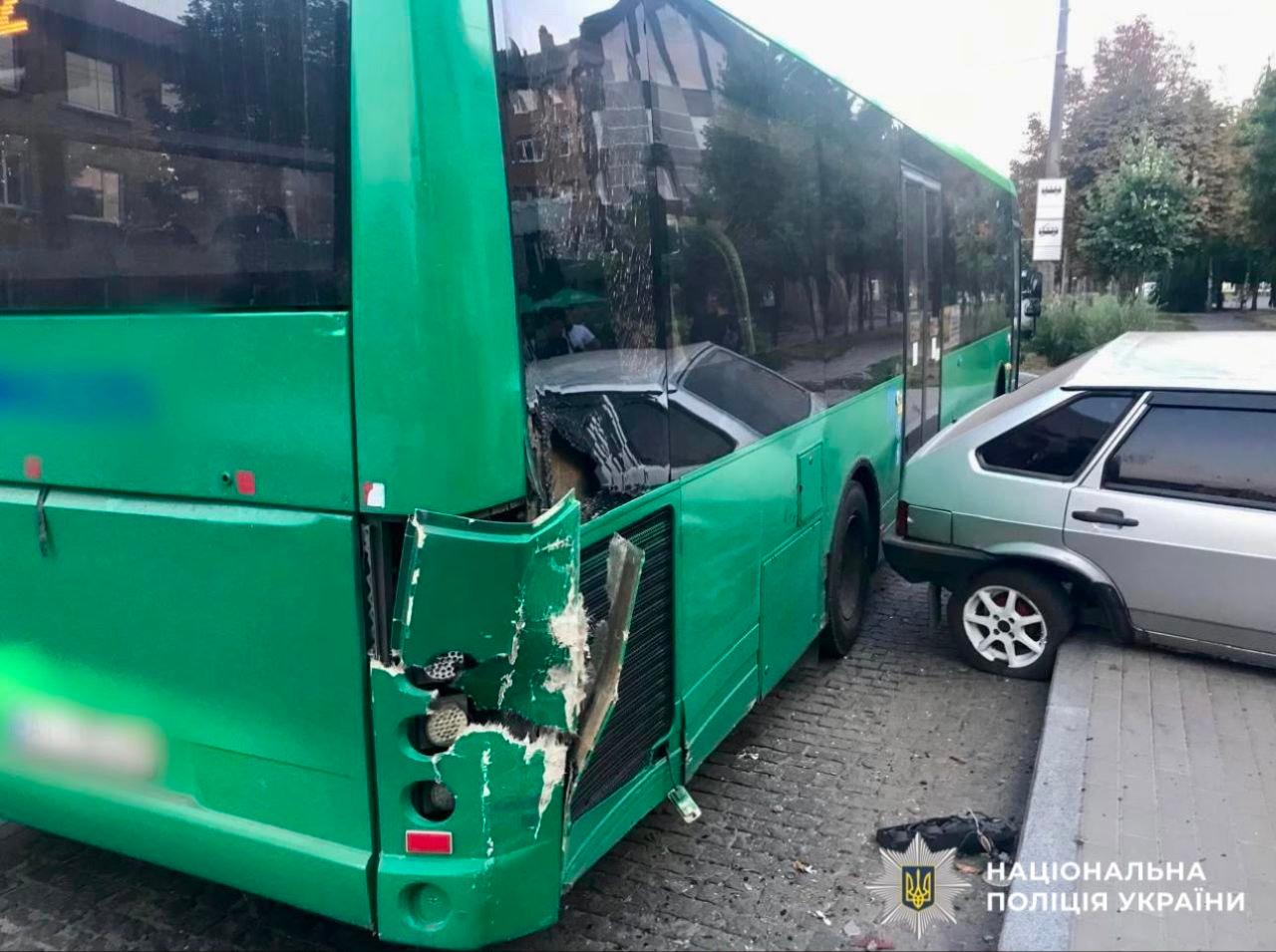 У Білій Церкві водій автівки збив жінку на зупинці