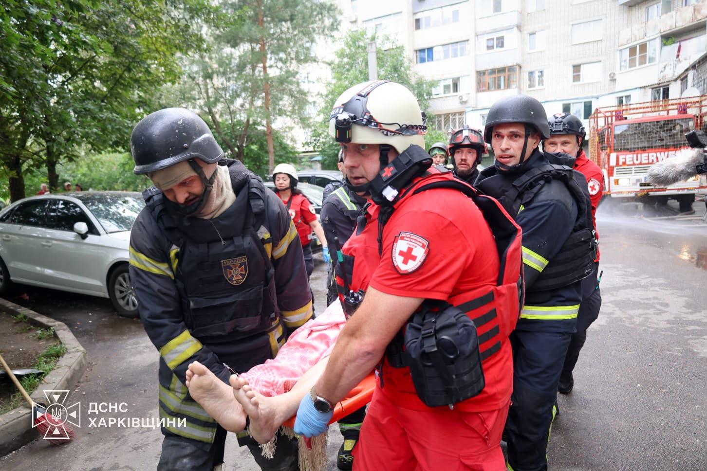 Окупанти влучили у багатоповерхівку у Харкові, зруйновано 7-10 поверхи