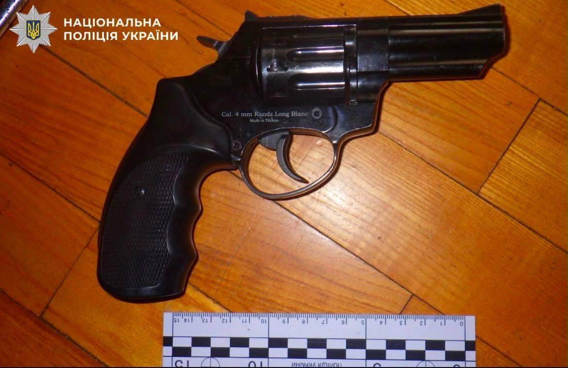 У Дніпровському районі чоловік під час сварки двічі вистрелив у свого друга