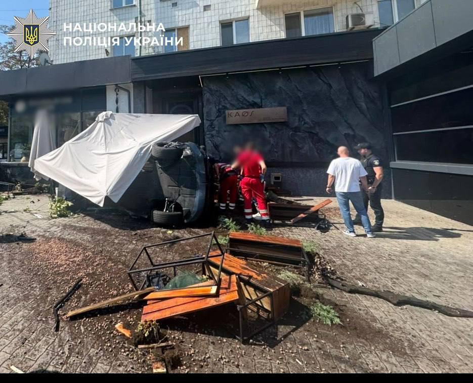 У поліції розповіли подробиці ДТП біля палацу «Україна»: постраждав водій BMW