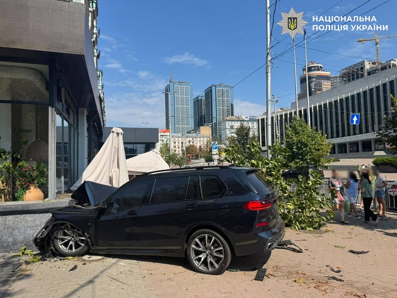 З’явилось відео ДТП, після якого BMW вилетів на майданчик кафе біля палацу «Україна»