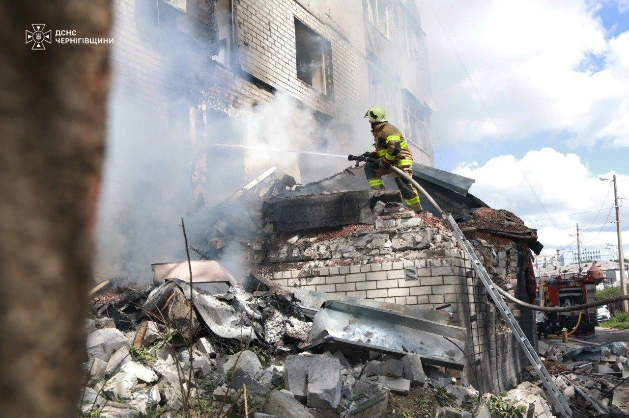 Кількість постраждалих через удар РФ по багатоповерхівці в Чернігові зросла до 17