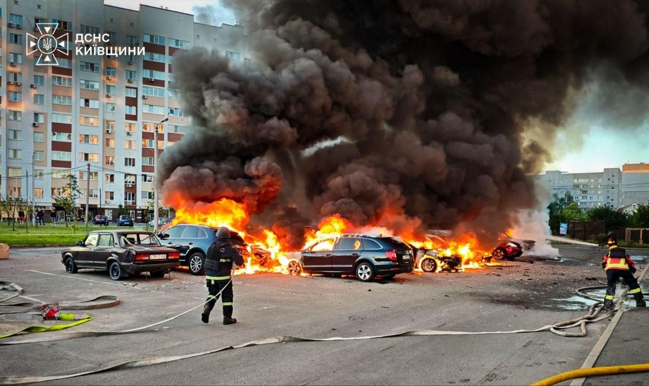 На Київщині внаслідок обстрілів загорілись вклади та автівки, пошкоджена багатоповерхівка