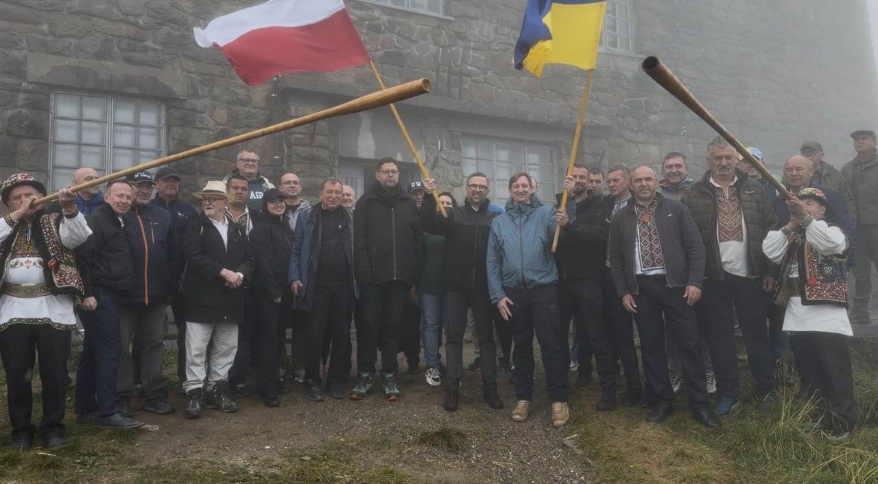 Україна та Польща відкрили науковий центр на вершині Піп Іван