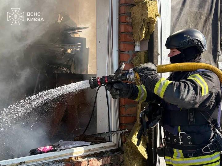 Росіяни вдарили по будівлі «Київстар» у Києві