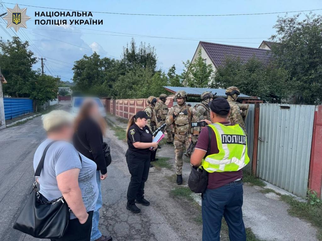 На Київщині з автомобіля розстріляли чоловіка та жінку: підозрюваного затримали