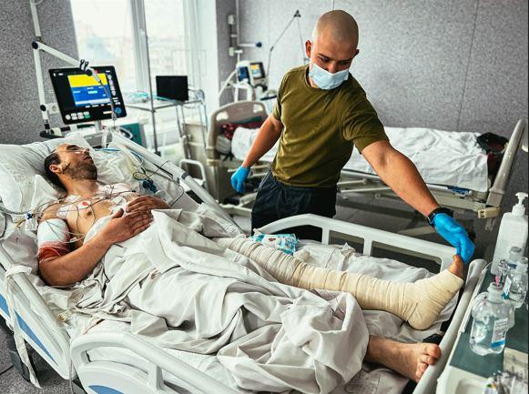 У харківському шпиталі провели унікальну 8-годинну операцію піхотинцю