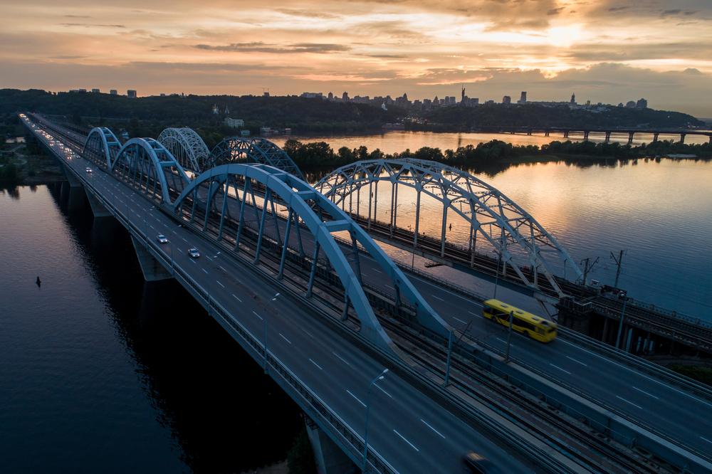 У столиці змінили порядок руху транспорту Подільським та Південним мостом під час тривог
