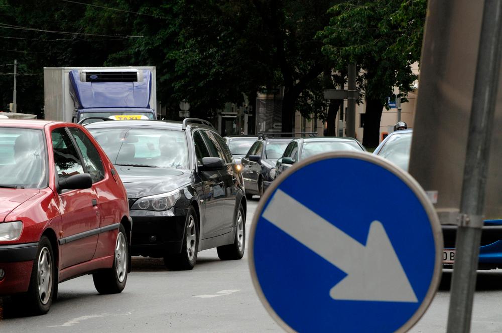 Через наслідки обстрілу у столиці перекрили рух низкою вулиць: змінена робота транспорту