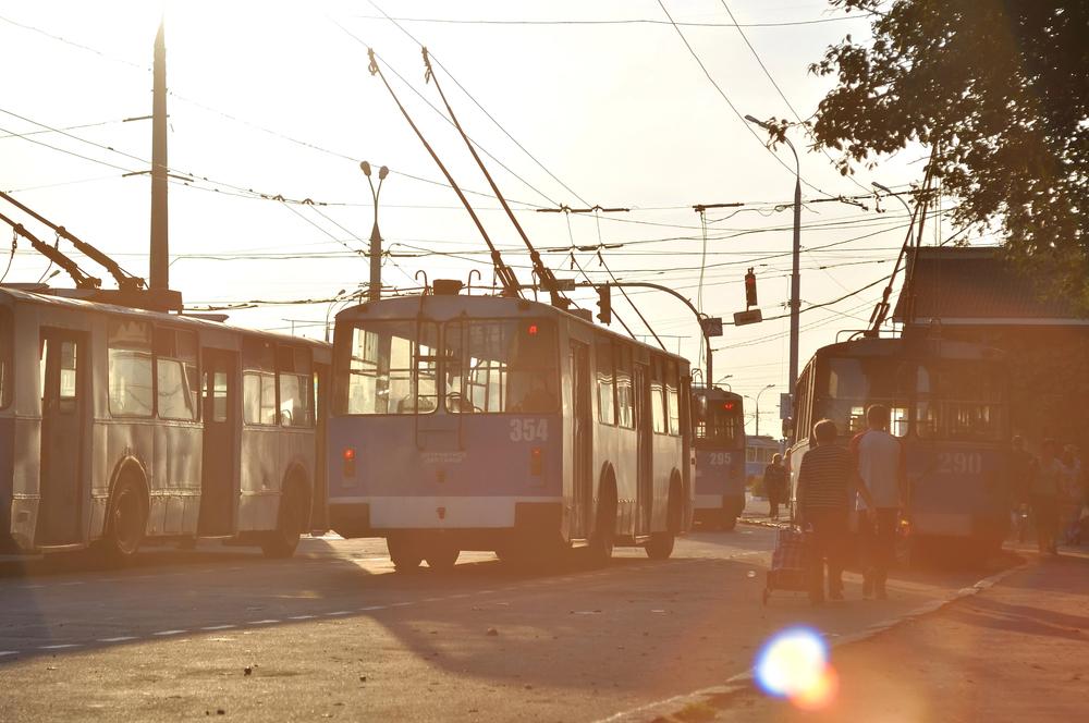 На проспекті Бандери перекрили рух: змінено роботу транспорту