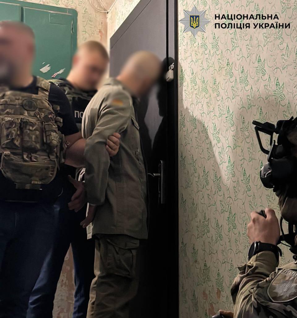 У під’їзді будинку у Деснянському районі виявили вбитого чоловіка