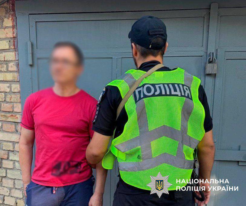 У Голосієві військовий з автоматом погрожував чоловіку