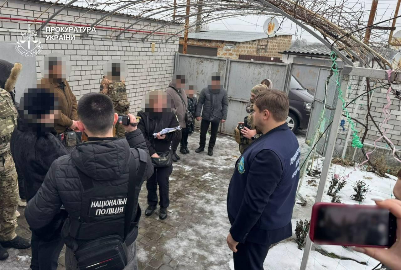 Тримали на ланцюгу та морили голодом: у Дніпрі викрили батьків-вихователів, які 5 років катували дітей