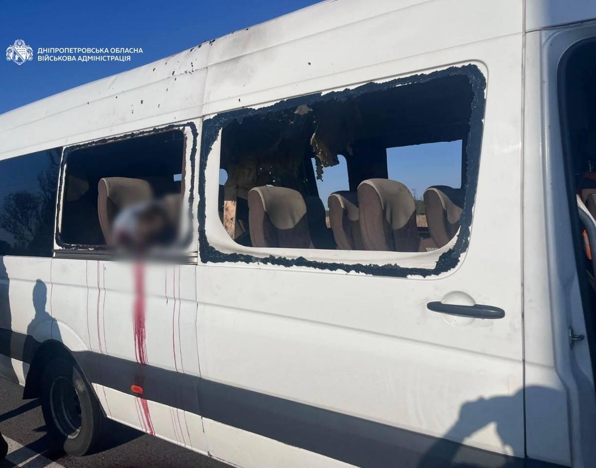 Росіяни поцілили у маршрутку на Дніпропетровщині: п’ятеро людей загинули, ще семеро – постраждали