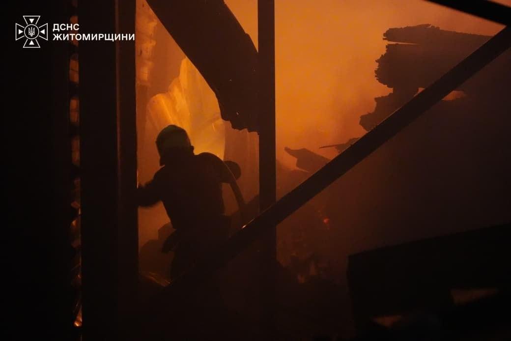 Росіяни атакували склади та виробництво на Житомирщині: є загиблі та постраждалі