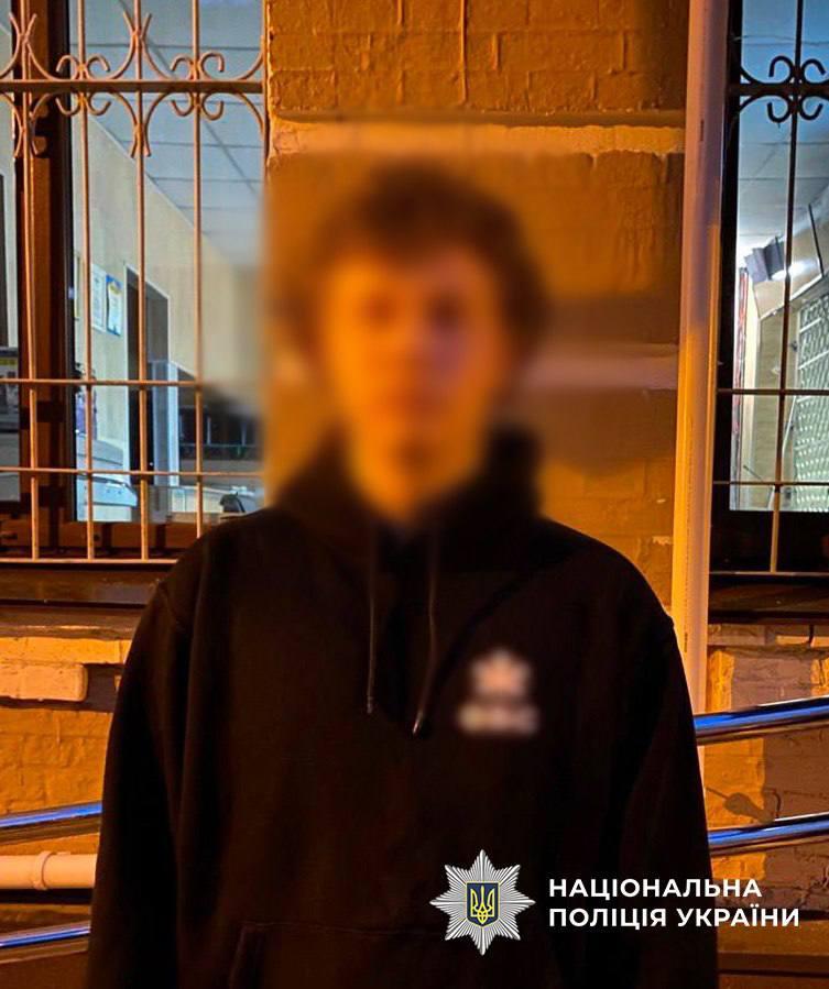 На Подолі підлітки жорстоко побили чоловіка, який зробив їм зауваження щодо пияцтва