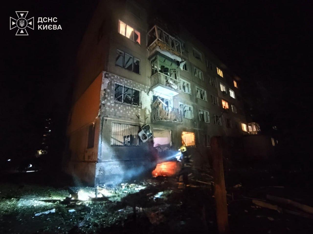 Внаслідок нічної атаки у Києві постраждали п’ятеро людей, є влучання у пʼятиповерхівку