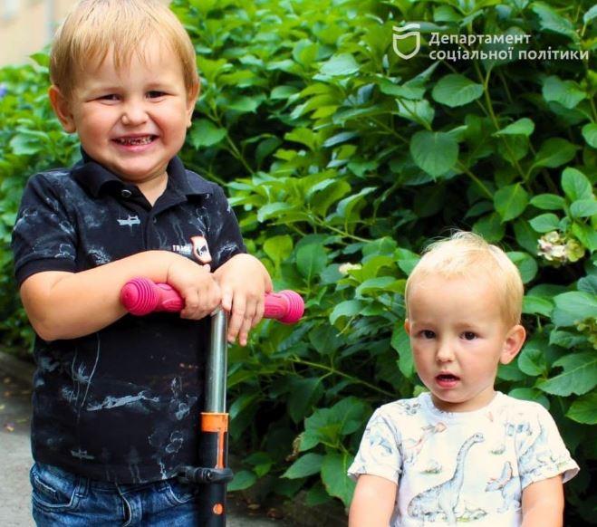 У Дніпрі шукають прийомну родину для двох маленьких братів