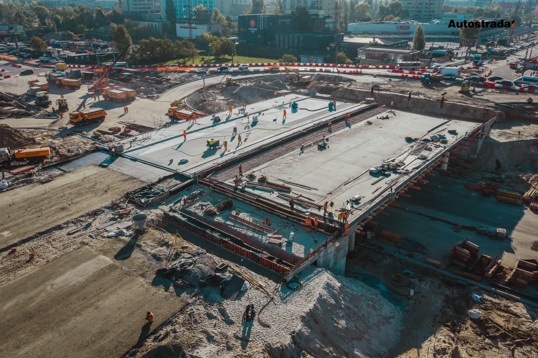 На шляхопроводі біля метро «Чернігівська» завершили важливий етап капремонту — коли відкриють рух