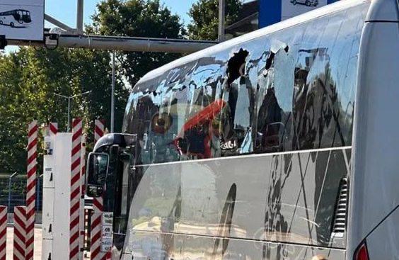 Російський боєприпас влучив в автобус біля пункту пропуску «Паланка»: роботу КПП призупинили
