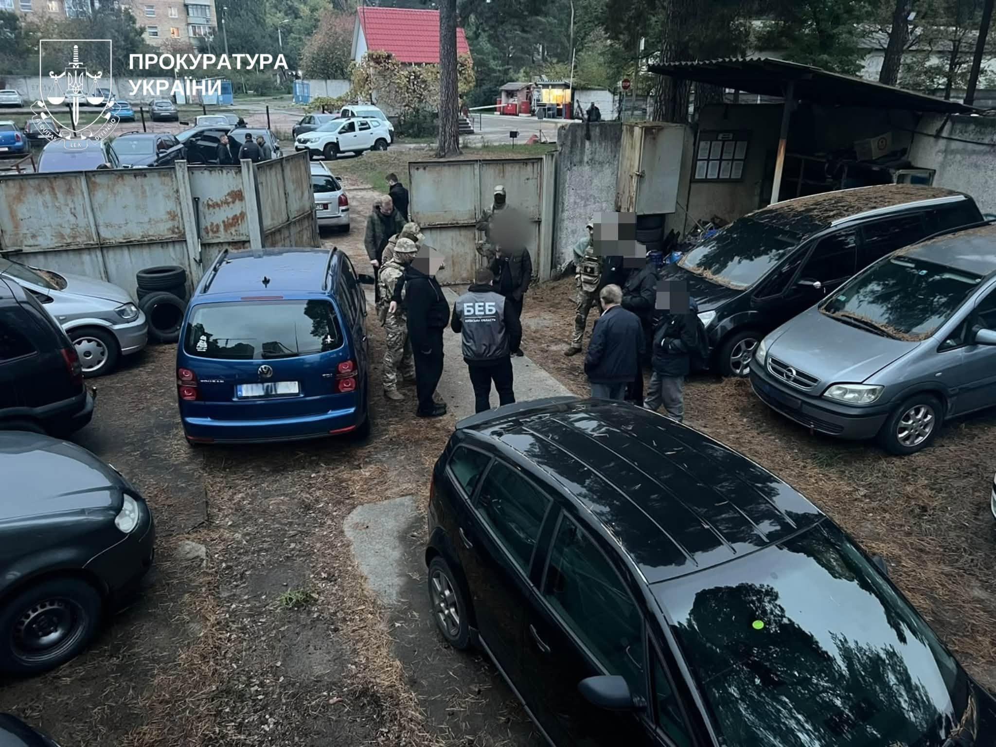 Продавали авто «для ЗСУ»: батька та сина підозрюють у контрабанді автомобілів на понад 2 млн грн