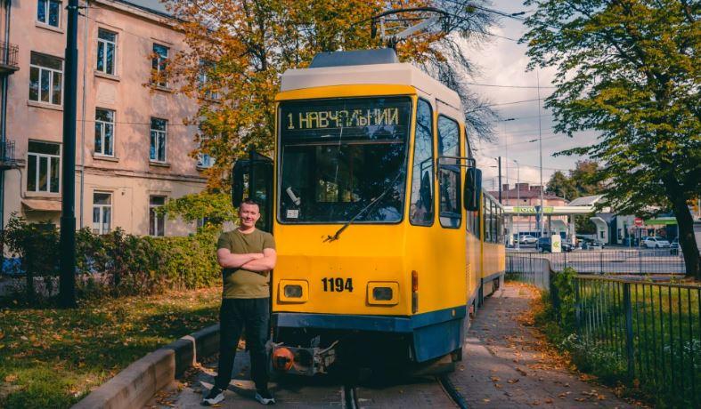 У Львові водієм трамвая вперше став ветеран із протезом ноги