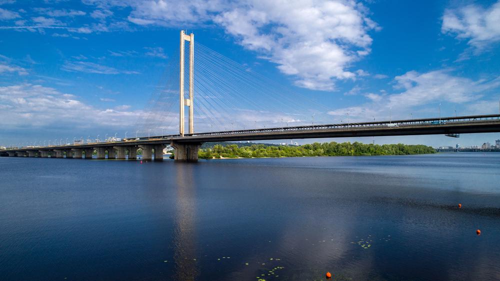 У Києві відновили рух поїздів наземною ділянкою «зеленої» гілки метро під час жовтого рівня загрози