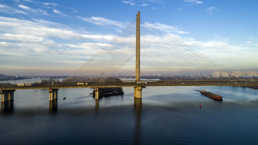 У Києві перекрили Південний міст: змінено рух поїздів метро та автобусів 