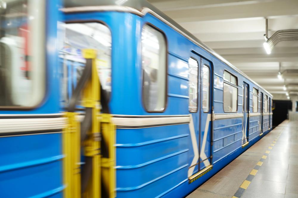 Поїзди відновили рух «зеленою» гілкою метро