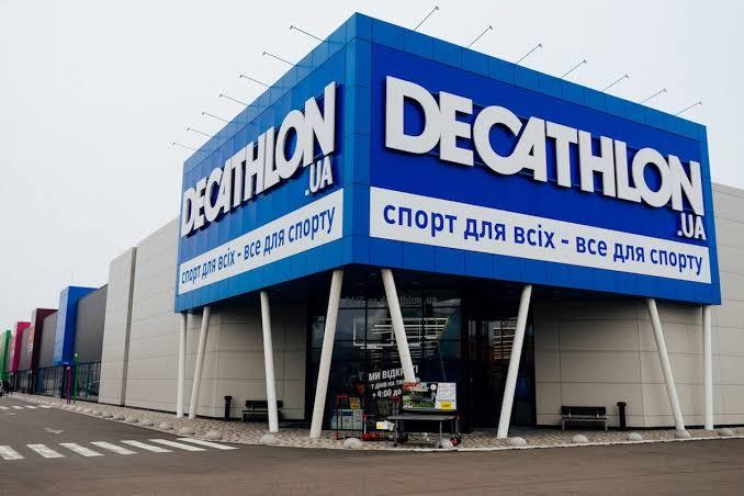 Після балістичного удару Decathlon закрив магазин на Почайній і призупинив онлайн-замовлення