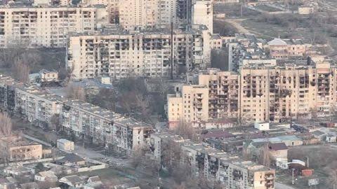 Пішки й на велосипедах попри мінну небезпеку: жителі Олешок намагаються залишити місто