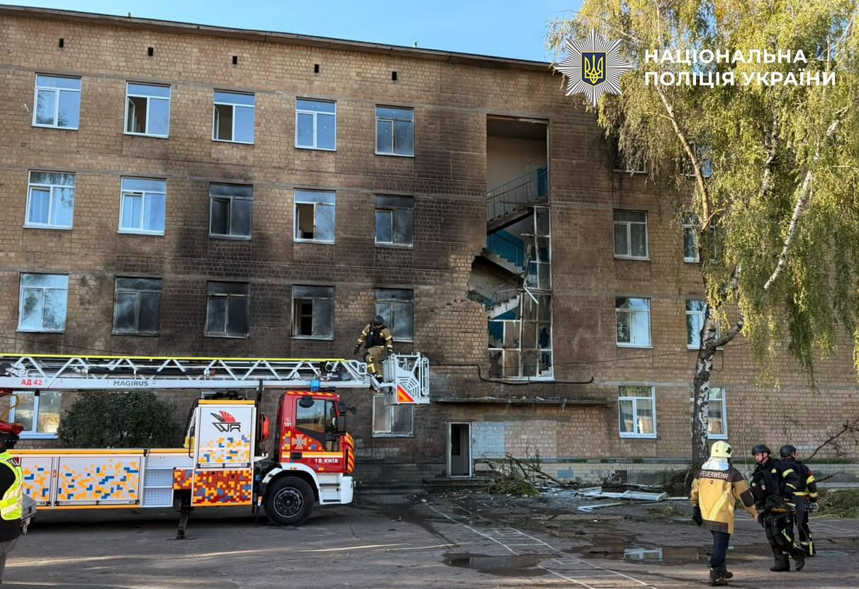 Поліцейські показали наслідки прильоту БпЛА у будівлю школи на Солом’янці