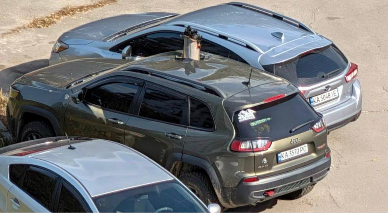 Уламок дрона застряг в даху авто у Дарницькому районі, у Дніпровському – впав у дворі