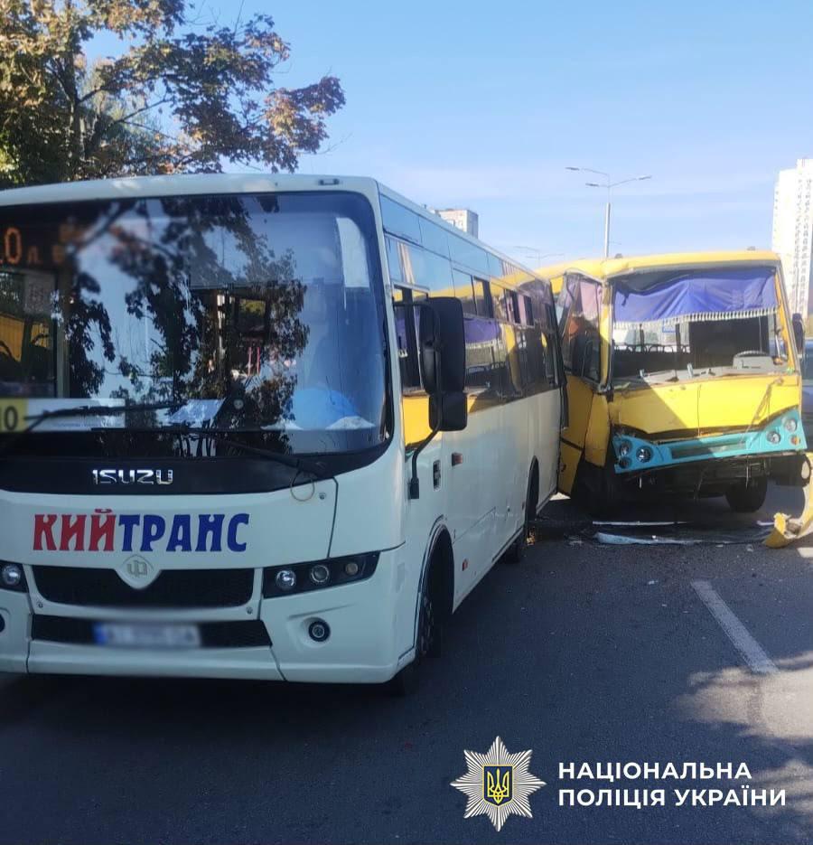 На Симиренка зіткнулися дві маршрутки: серед трьох постраждалих — дитина