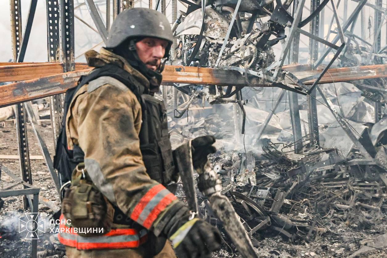 У Харкові під завалами зруйнованої виробничої будівлі виявили загиблого
