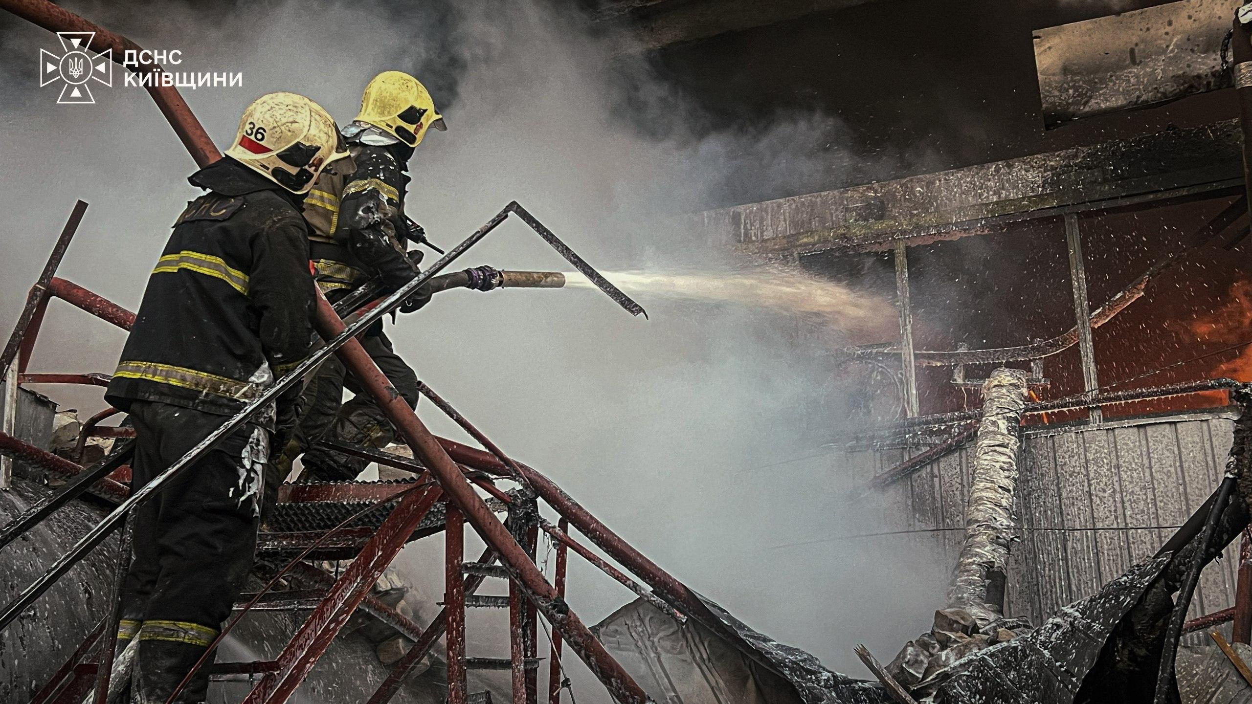 У Києві знайшли бойову частину ракети, на Київщині горять атаковані РФ склади