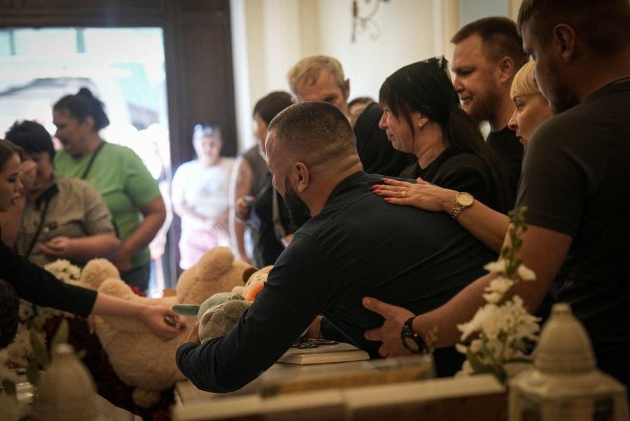 Іграшка доньки завжди поруч: NYT розповіла про захисника, який втратив родину під час удару по Сумах