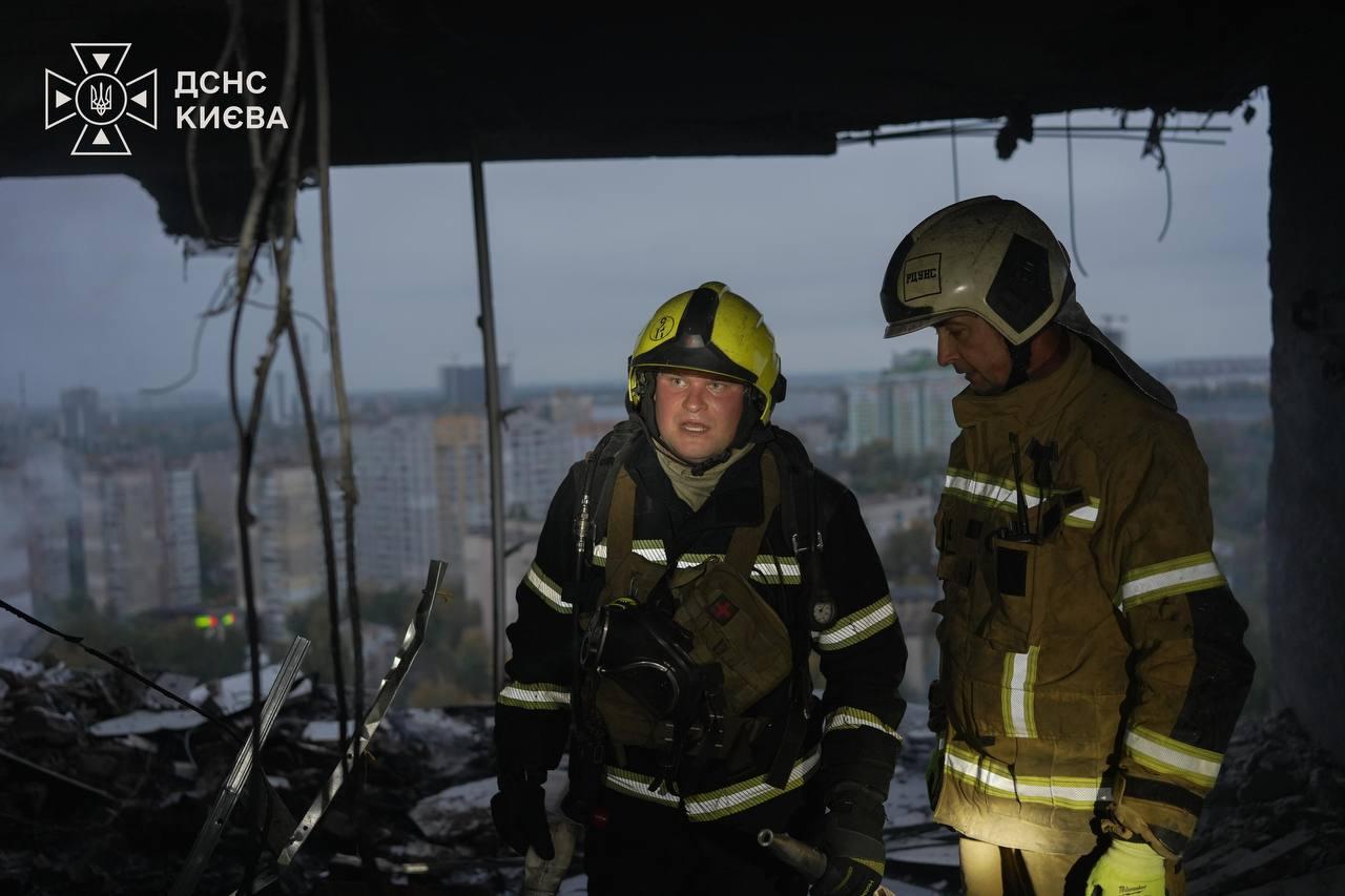 Внаслідок ворожої атаки у Києві є влучання у багатоповерхівку: загинула людина