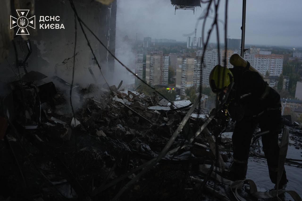 У будинку на Святошині з-під завалів дістали тіло ще однієї людини