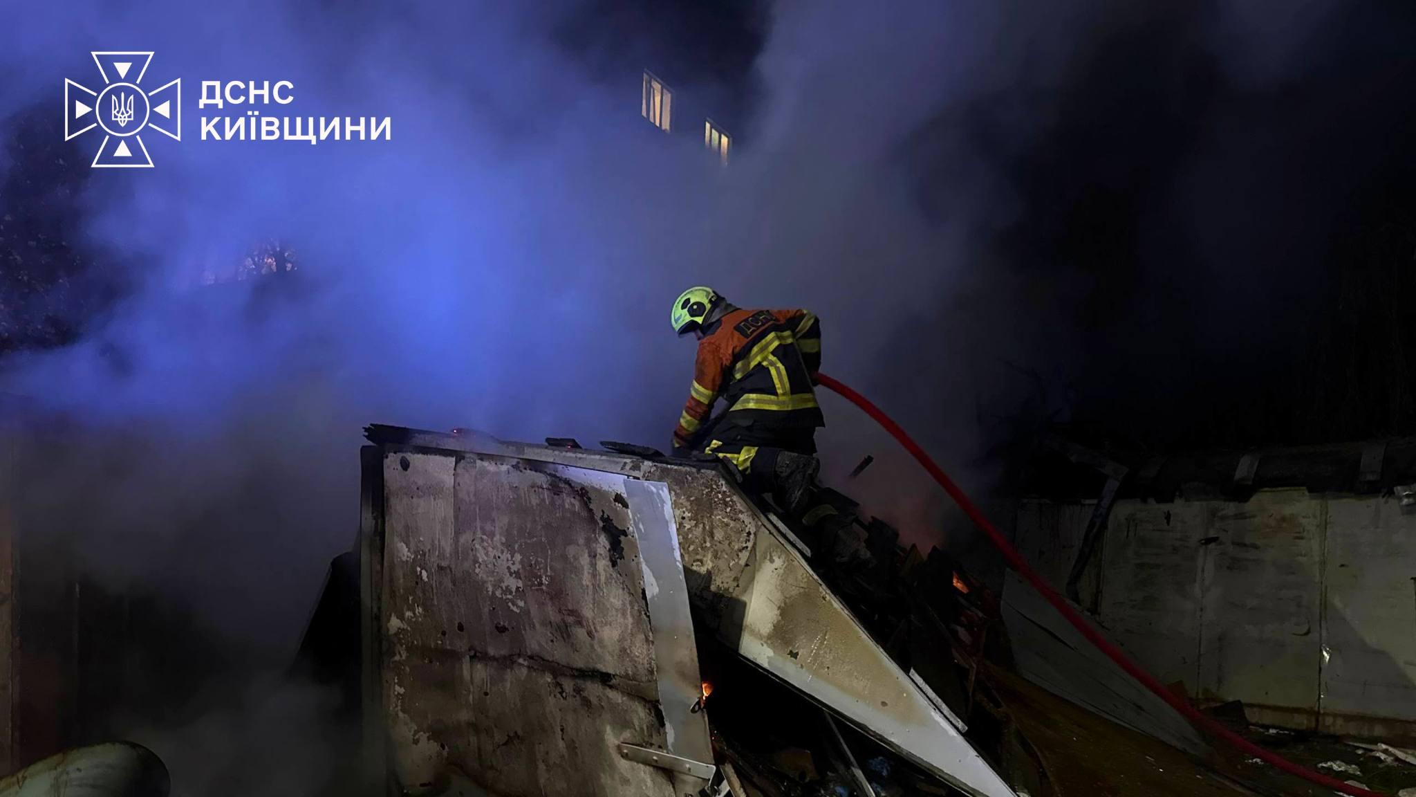 У Бучанському районі ворог вдарив по виробництву та гуртожитку: загинув чоловік