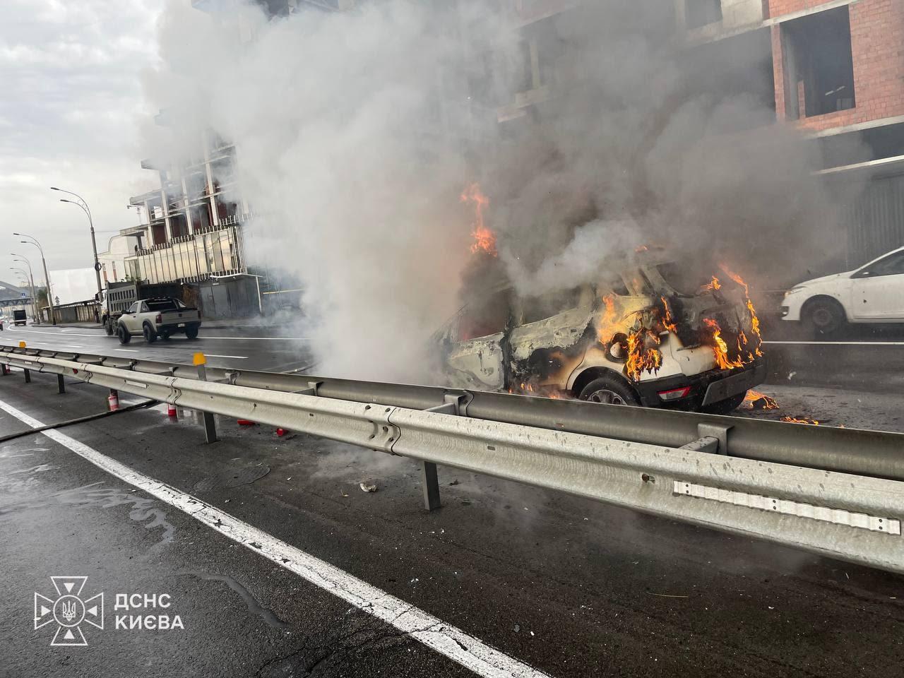 На Набережному шосе на ходу загорівся кросовер: автівка вигоріла вщент