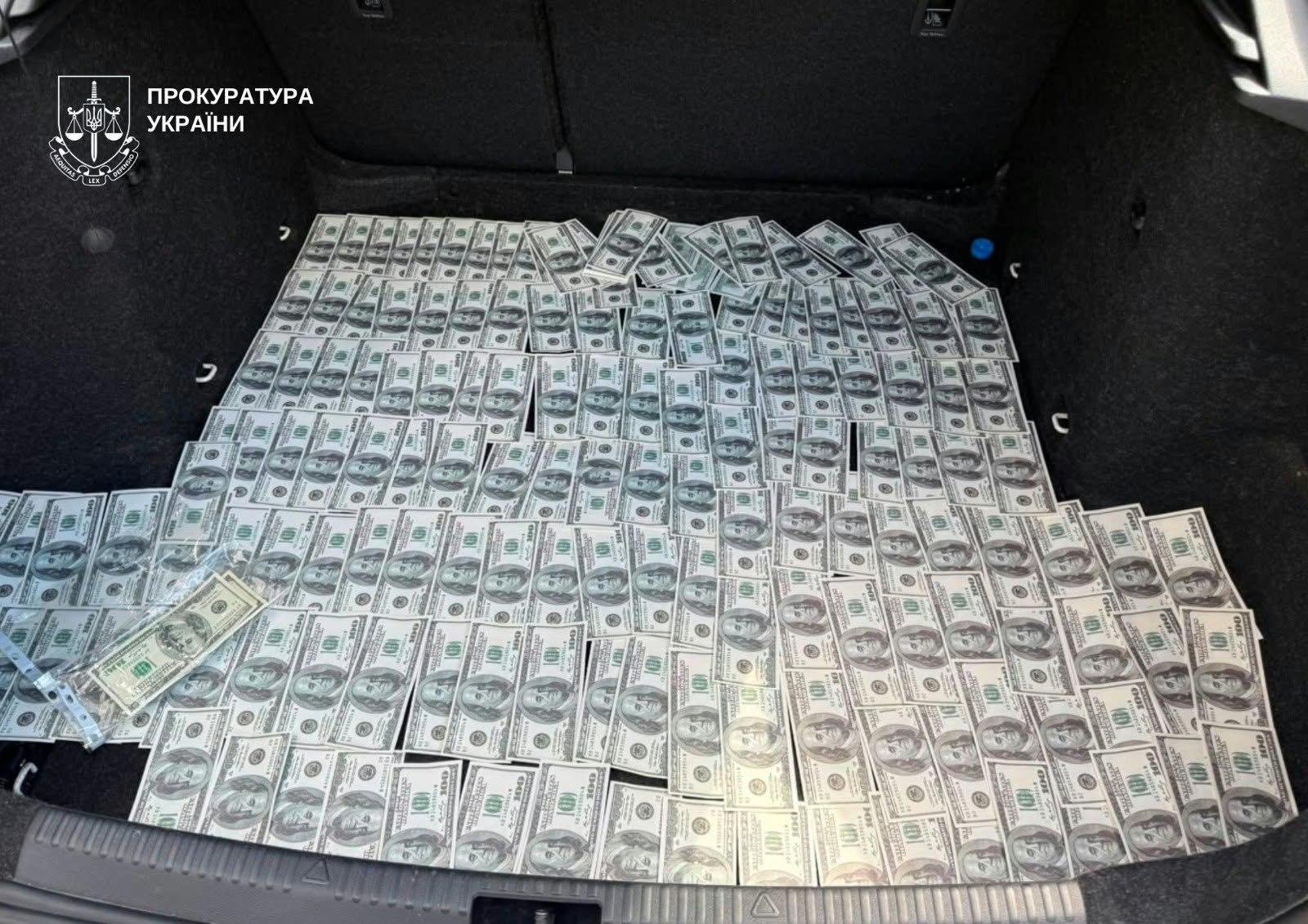 Волонтер та представниця «Червоного Хреста» за 20 тис. дол. обіцяли працевлаштування заради «броні»