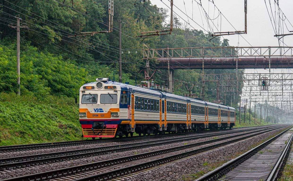 Між берегами Києва запустять додаткові електрички через ускладнення руху Південним мостом