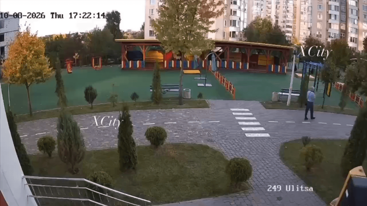 На Київщині чоловік дивом урятувався за секунду до удару російського дрона по дитсадку (відео)