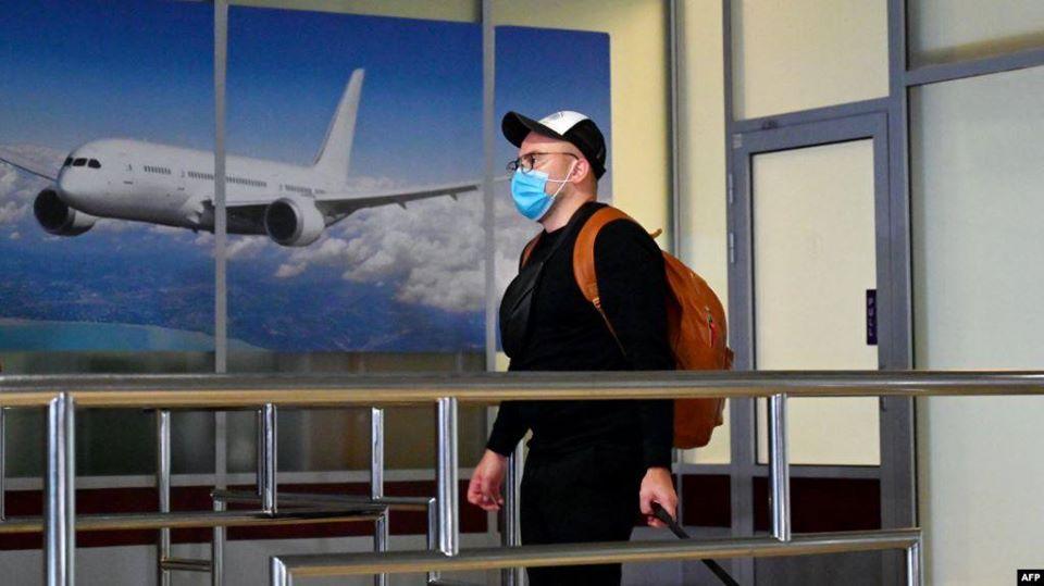 турист с чемоданом, самоле,. аэропортт