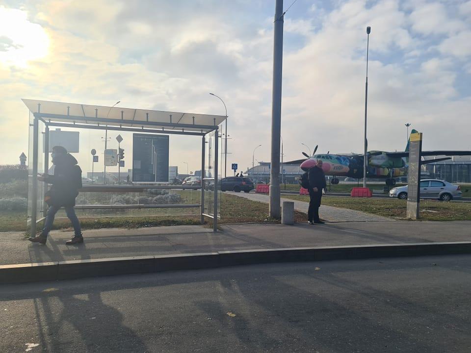Зупинка тролейбусів біля аеропорту "Жуляни"