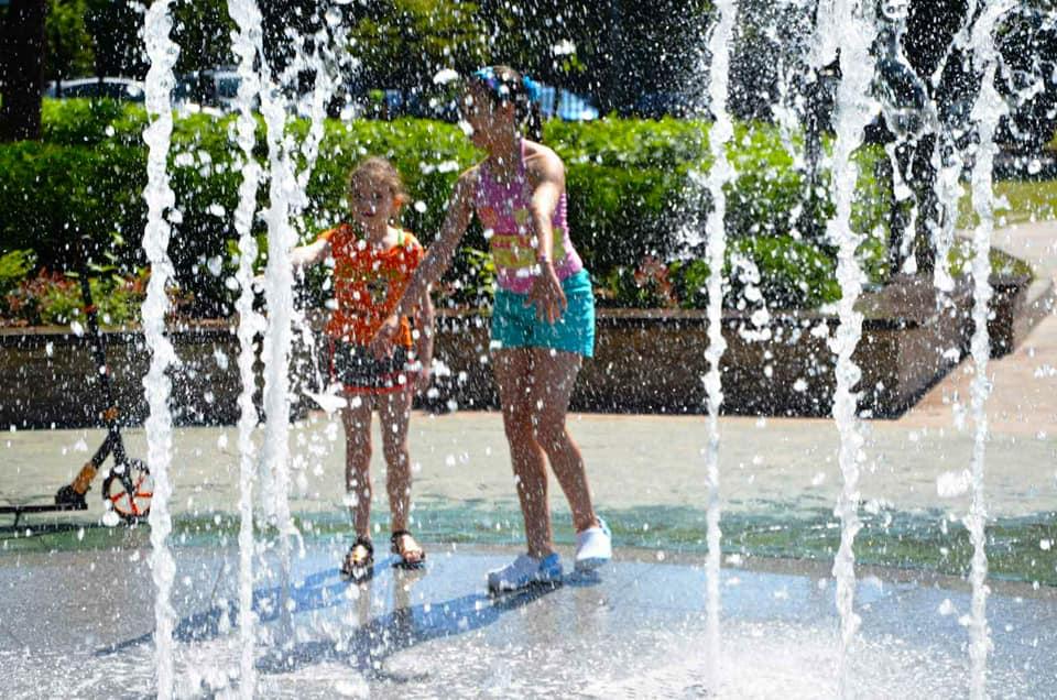діти у фонтані