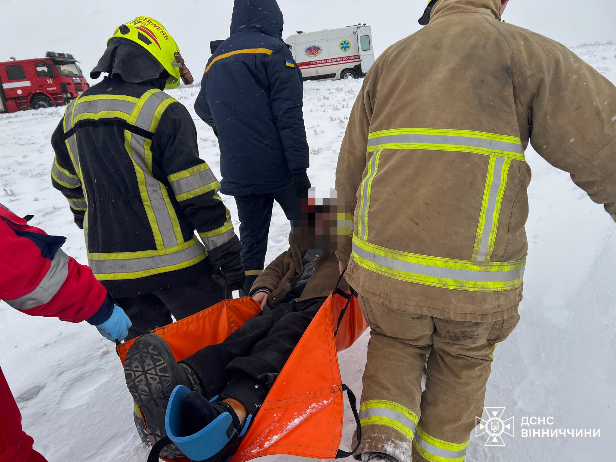 Чоловіка, що отримав перелом, несли понад кілометр – “швидка” не доїхала через замети
